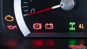 ビックリマーク警告灯が点灯した時の対処法、赤色・黄色の意味は？