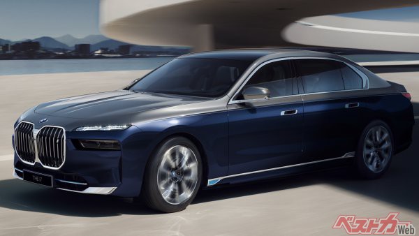 BMWが2022年4月20日に発表した新型7シリーズの電気自動車モデル「i7」