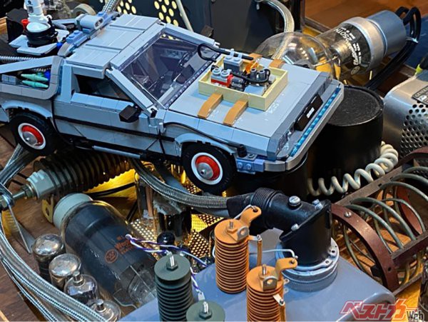タイムマシン仕様の実車デロリアンを作った人がLEGOデロリアンを組み立てるとどうなるの?