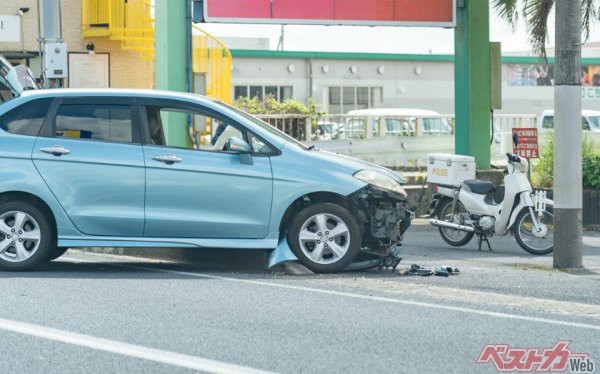 日本国内だけで毎日平均1000件前後の交通事故が起きている。なかでも気になるのは高齢ドライバーによるペダル踏み間違いが原因の事故だ（naka＠AdobeStock）