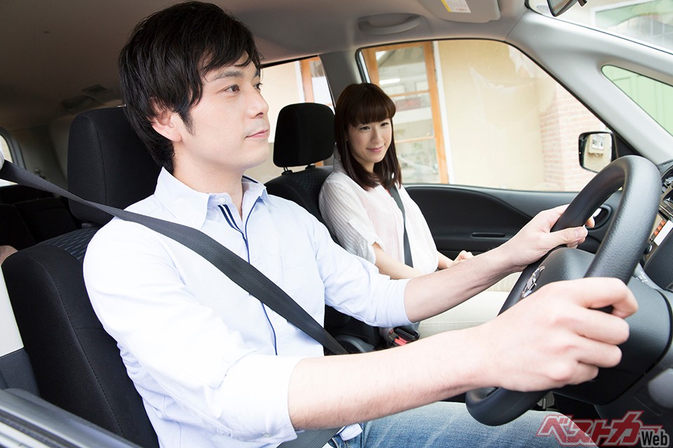 【画像ギャラリー】80年代のHow to雑誌か!? 懐かしの「デートマニュアル」と見せかけた「思いやりのある運転」!! - 自動車情報誌「ベストカー」