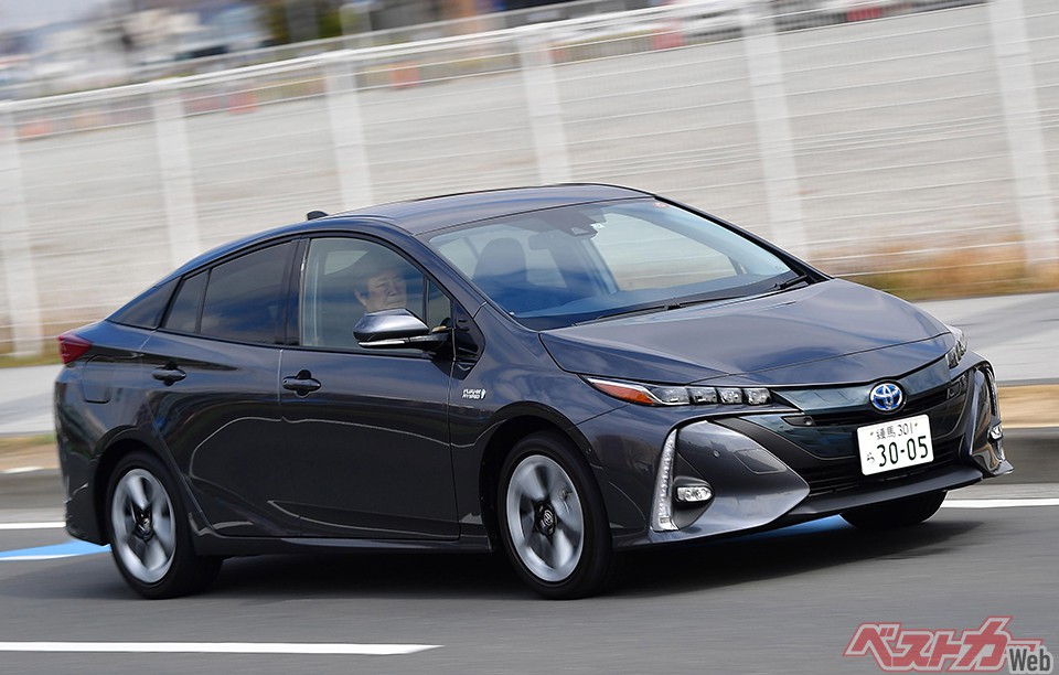 満充電&ガソリン満タンの場合、「一般家庭の4日分」の給電能力があるプリウスPHV。高荷氏オススメだ