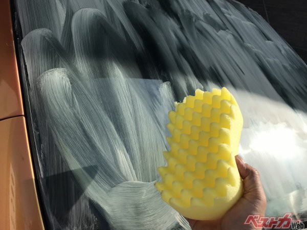 「洗車スポンジPRO」は洗車スポンジとしては適度な大きさで、フロントウインドウを洗い流すにはちょうどいいサイズ。表面の凹凸がソフトに接触するので塗装面にも優しそうだ