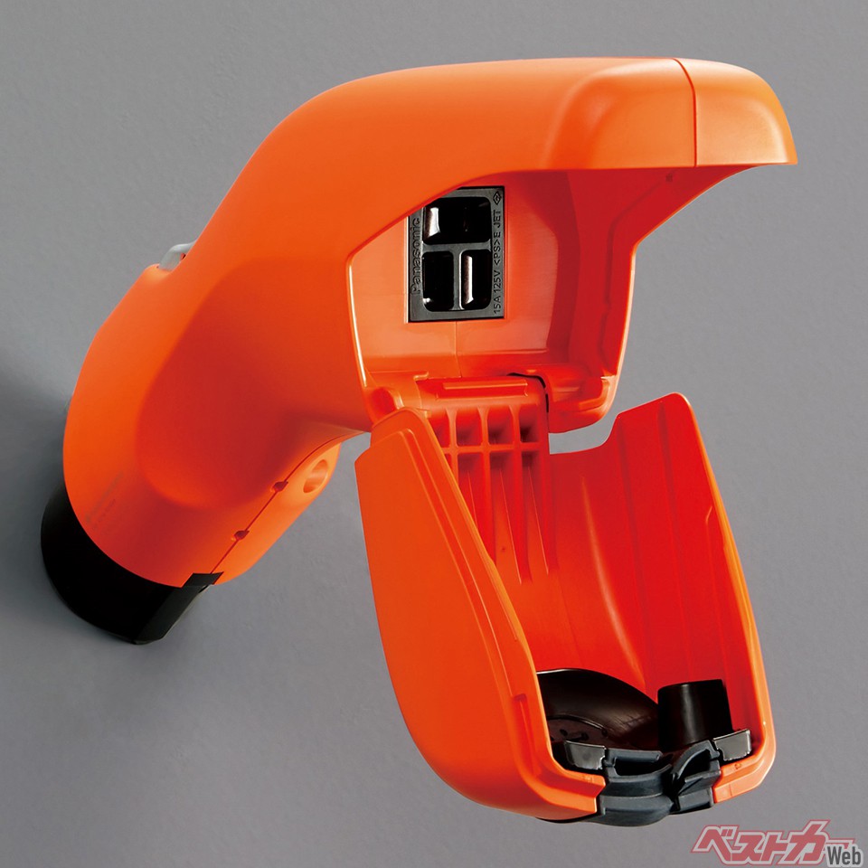 V2L……Vehicle To Loadの略。充電口に接続し、コンセントから外部に給電する装備のこと