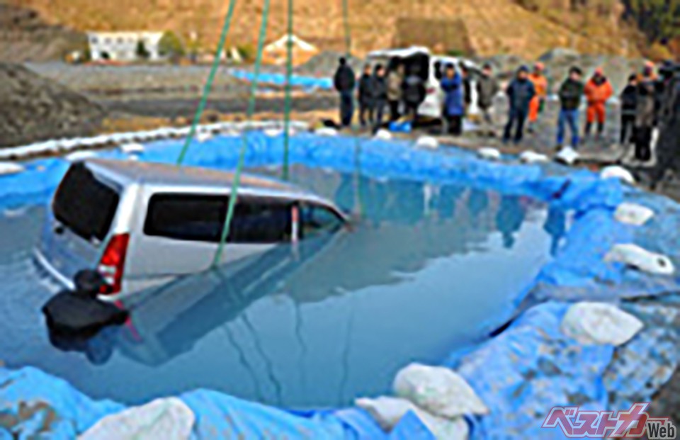 これはJAFによる「ミニバンの転落時を想定した水没テスト」。水深90cmで運転席ドアもスライドドアも開閉せず。また電気系統が壊れ、パワーウィンドウも開閉せず。同じ水深90cm、セダンなら運転席ドアは力を込めれば開き、パワーウィンドウは正常に作動する