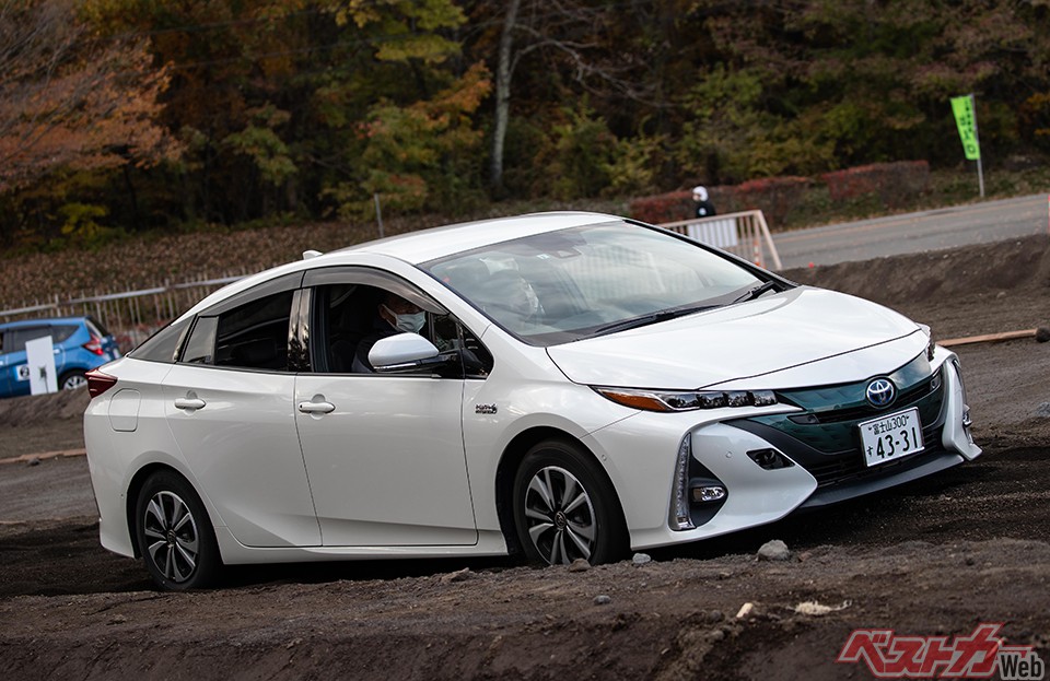 ゆるやかな上り坂でもある程度の火山灰の上では、2WD車はタイヤをとられ、空転することもある……!