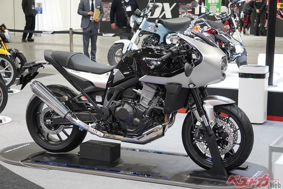 ホンダ ホーク11。アフリカツイン譲りの1082cc水冷並列2気筒や鉄フレームの基本構成を踏襲しながらカフェレーサーとして新生。水平基調が特徴で大人に似合うシンボルとしてロケットカウルを提案。ミラーの位置にも注目だ。写真はモリワキ製マフラー(試作品)などのカスタマイズパーツ装着車