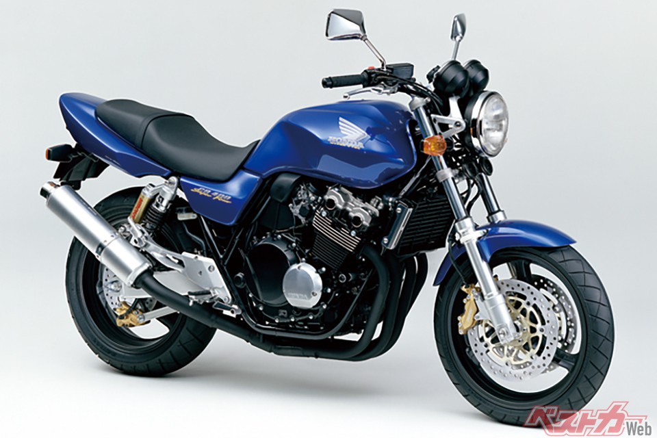 ベースとなるホンダ CB400SF。現代のスーパーフォアがCBXに早変わり。テールカウルは写真の2002年型まで無加工で装着できる。中古は60万円前後