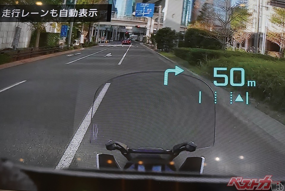 ヘルメットに電子機器を内蔵し、スマホと無線接続。ライダーの右目側に文字が浮かび上がり、曲がる方向+距離などがクッキリ表示される