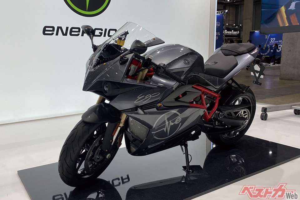 エネルジカ エゴ(予想価格:400万円前後)。エネルジカは世界選手権「モトe」のサプライヤーを務めるイタリアメーカー。エゴは貴重な電動スポーツだ。最高出力145psながらミッション操作がなくAT大型二輪免許で運転OK。急速充電なら20分で85%まで回復。2022年内に国内発売と予想