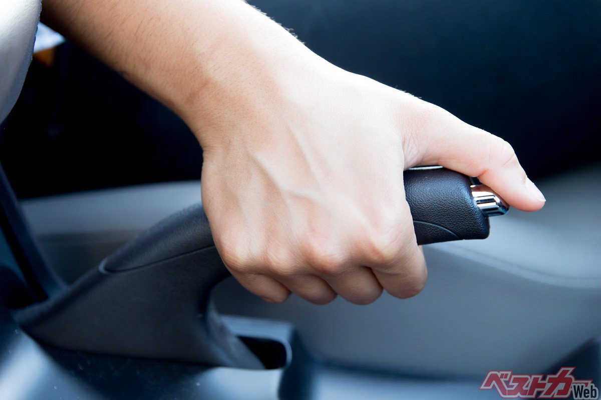 もしサイドブレーキをひかずに駐車したらどうなる? 正しいクルマの止め方とは