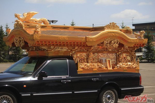 車体後部に金箔や彫刻で飾った御輿を乗せて、亡くなった方を敬う宮型霊柩車。豪華さが、故人の権力の象徴でもあった。（PHOTO：写真AC_ ドンベイ）