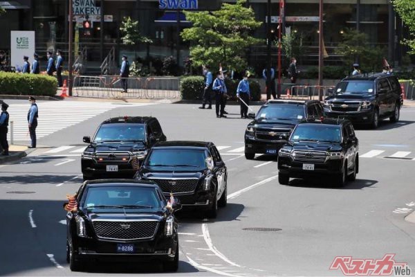 クワッド首脳会合のため総理大臣官邸へと向かうアメリカバイデン大統領の車列。大統領が乗車するのは通称『ビースト』と呼ばれるキャデラック・プレジデンシャルリムジンで、本国から輸送されているのだ