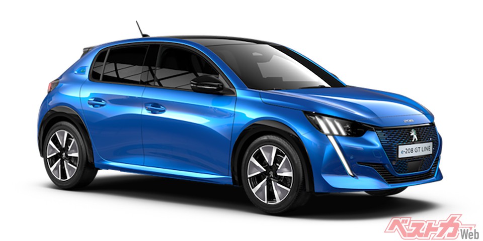 気になる走行距離が伸びたことで補助金額もアップ。またトグルタイプのギアセレクターも採用(WLTC充電走行距離:380km)