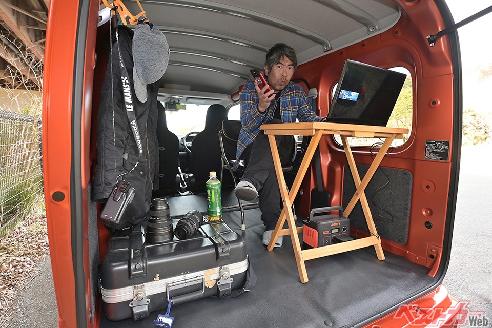 事務用チェアの座面高は45cmで、この状態でもギリギリだが天井に頭はつかない。快適な移動オフィスができそうだ