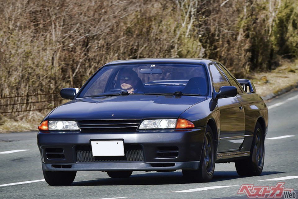 日産スカイラインGT-R（R32）…全長4545×全幅1755×全高1340mm、1430kg、2.6L、直6DOHCツインターボ、280ps/36.0kgm、7.0km/L、445万円