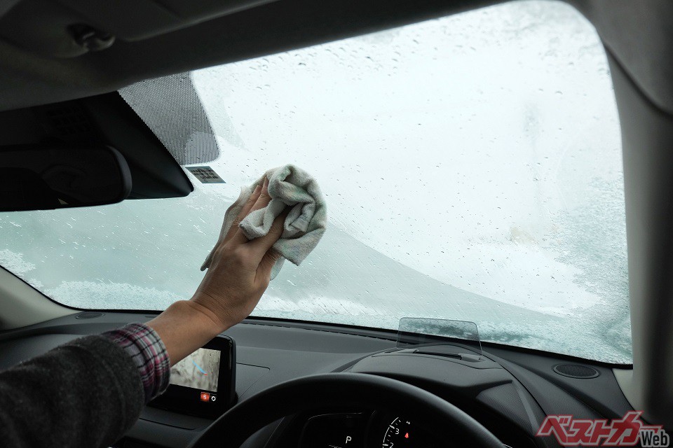 梅雨がキターッ! 車内の湿気対策どうすればいい? 窓ガラスの曇りやカビの発生を防げ!!