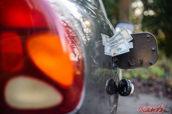ガソリンや軽油などの燃料には二重三重の税金がかけられている（phpetrunina14＠AdobeStock）