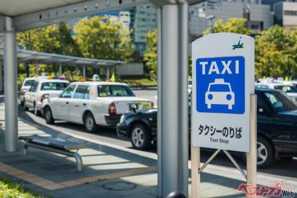 2022年4月28日、国土交通省から、タクシー事業者に対する燃料価格激変緩和対策の実施が発表された（ktktmik＠AdobeStock）
