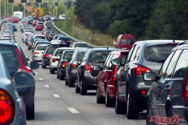 急減速に車間距離のつめすぎ……　渋滞や事故の原因になる！ 困った運転9選