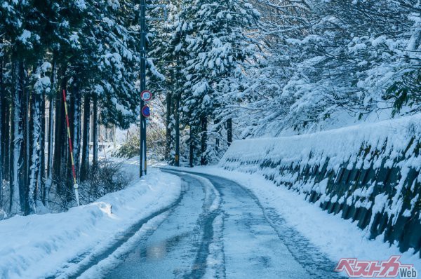 日本の冬の峠道は、圧雪、わだち、アイスバーン、ぬかるみとその日の天候と時間により様々に変化する（naka@AdobeStock）