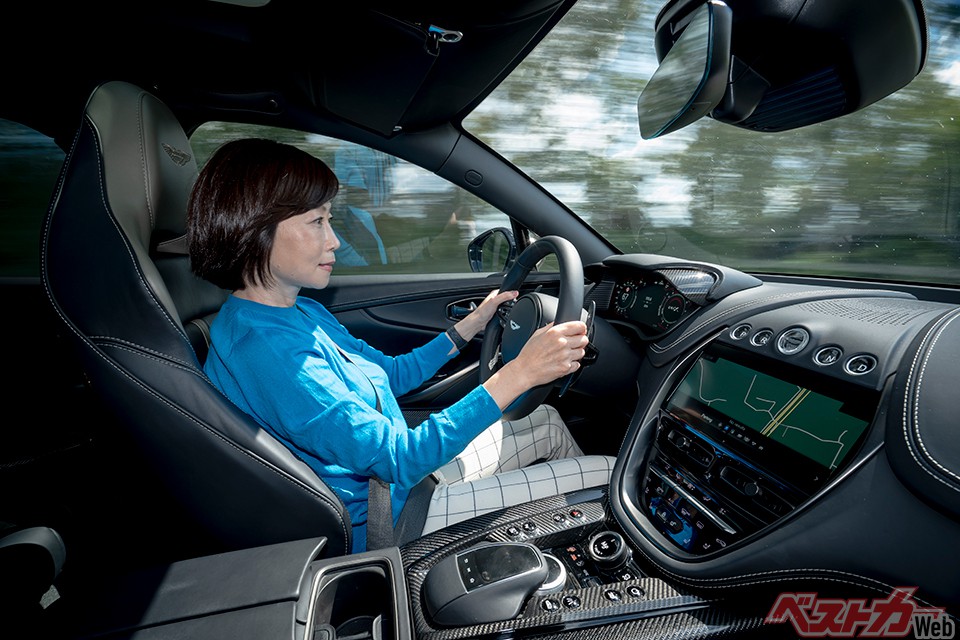 乗り手をウットリとさせるほどの安定感。ただ速いだけのSUVとは異なる世界がそこにある