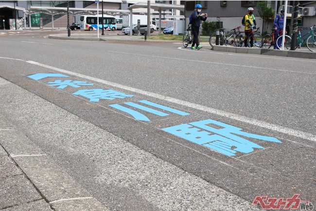 糸魚川駅ー自転車道起点間に設置された路面標示