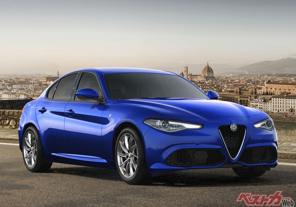 アルファロメオ ジュリア。Tiでは専用バッジのほかボディ同色のミラーハウジングを標準装備。エンジンは2L直4ターボを搭載する