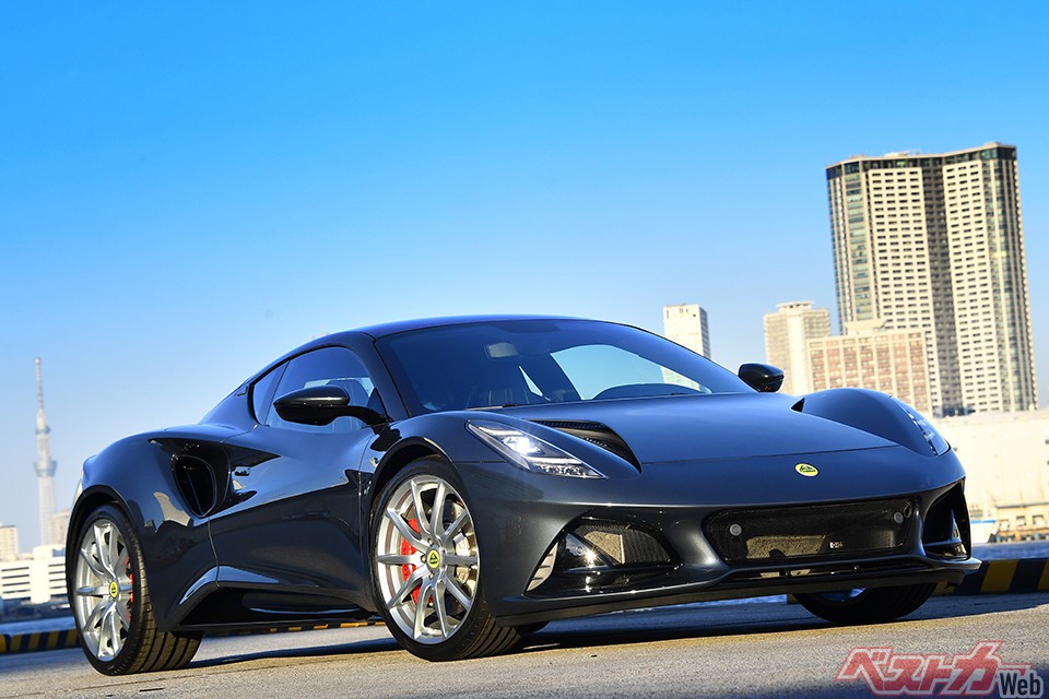 ロータス エミーラ。365psを発生させるAMG特注2L直4ターボ仕様には8速DCTが組み合わされる