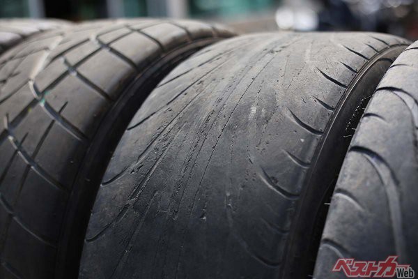 タイヤスモークはタイヤが路面などと擦れることで発生する。不均一に摩耗すると様々なタイヤトラブルの元となる（Sista＠Adobe Stock）