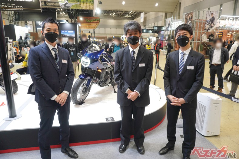 ホーク11の開発者に話を聞いた。写真左からホンダモーターサイクルジャパン(HMJ)企画営業の常松智晴氏、本田技研工業 PL代行の吉田昌弘氏、同デザインPLの田治健太郎氏