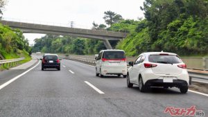 追いつかれてもなぜ譲らない？追い越し車線に居座るドライバーへの対処と対策とは