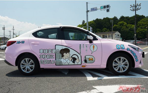 滋賀の道路を「運転教本」が走る！月の輪自動車教習所、運転のコツを「学べる教習車」を走行開始。
