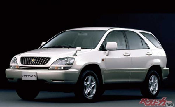トヨタ ハリアー（初代・1997年）初代ハリアーは登場当時、「SUVのクラウン」などとも呼ばれるほど、欧州メーカーに多大なる影響を与えた