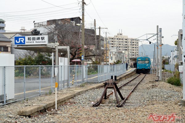 兵庫県神戸市、山陽本線の兵庫駅から分岐して2.7㎞。終点の和田岬駅で線路は行き止まりとなる