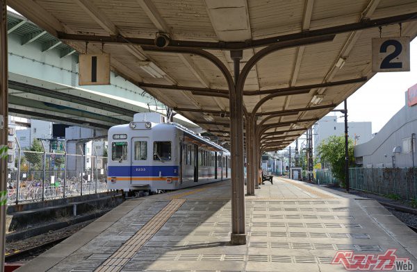 大阪市内の南の中心部、難波にもほど近い南海汐見橋駅。もともとは高野山への参拝路線、高野線の起点駅だったのだが、現在高野線の列車は途中駅から南海本線へ乗り入れ、難波駅を発着する。撮影は少々前で2014年