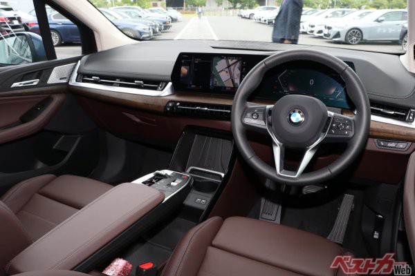 BMWのコンパクトクラスでは初となるBMWカーブドディスプレイを備える新型BMW2シリーズアクティブツアラーのインパネ