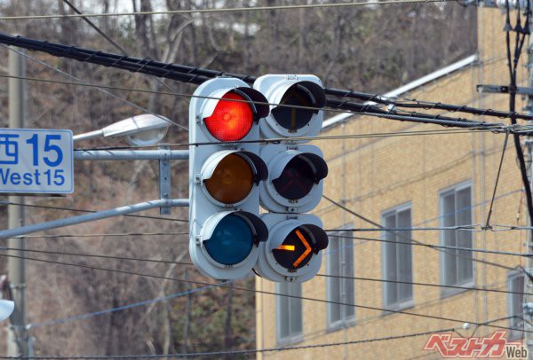 黄色の矢印付き道路信号機のアップ。黄色矢印は路面電車専用のため路面電車のない町には存在しない。そのためレンタカーなどが青矢印と見間違って事故を起こすケースをたまに聞く