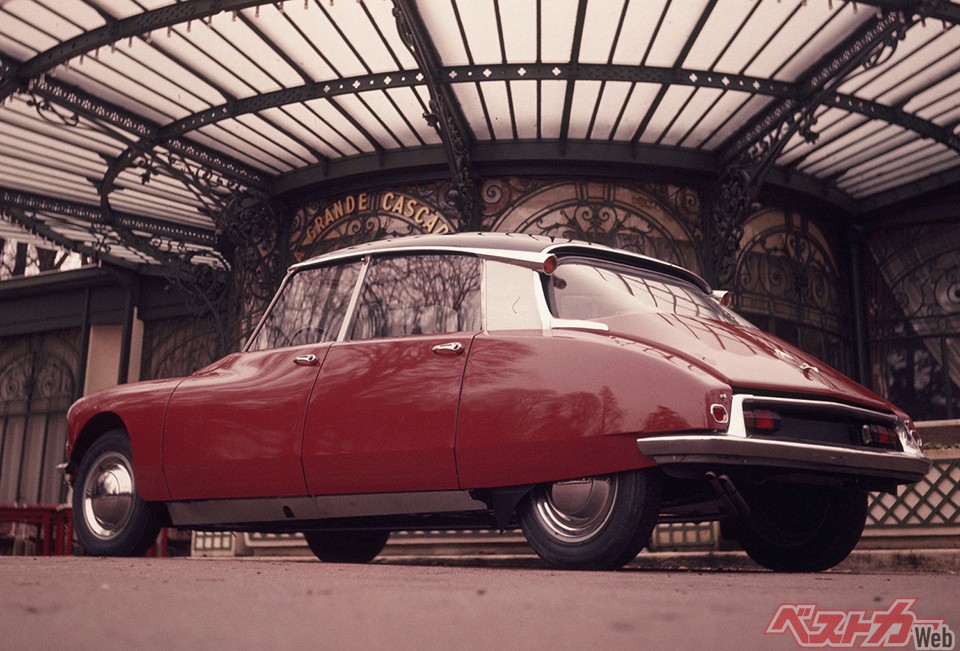 マニアック車の極致といえるシトロエンDS。だがこれで通勤してる猛者を筆者は知ってるぞ!