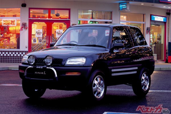 1994年登場の初代トヨタ RAV4。ライトなSUVという意味では力の抜けた存在ではあるが、プラットフォームやサスは新規開発という意欲作だった