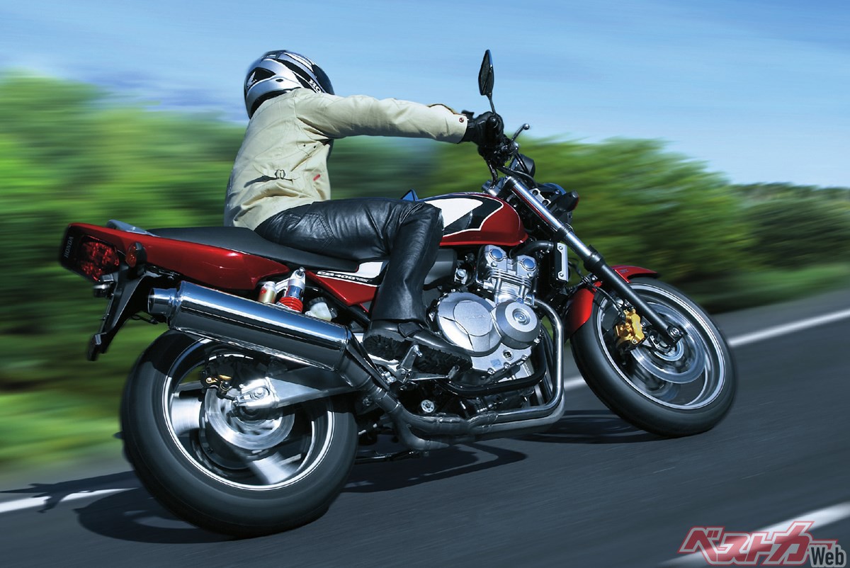 名車cb400復活 ニッポンの名車は世界へ 水冷4気筒dohc採用のウワサを斬る 自動車情報誌 ベストカー 名車cb400復活 ニッポンの名車は世界へ 水冷4気筒dohc採用のウワサを斬る 自動車情報誌 ベストカー