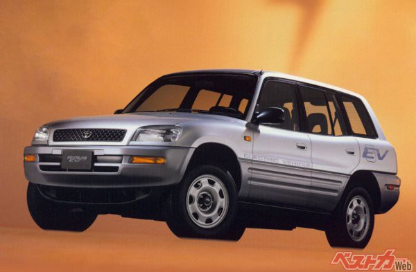 初代RAV4は1994年発売だが、1996年にはEV仕様も登場している。なお、2012年にトヨタとテスラで共同開発したEVもRAV4だった