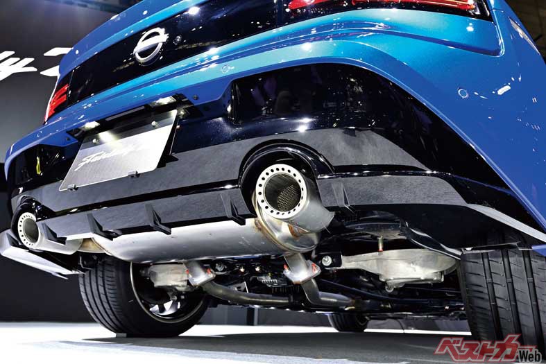 左右2本出しのマフラー、ディフューザーも高性能を象徴するアイテムで、精悍さを醸し出す