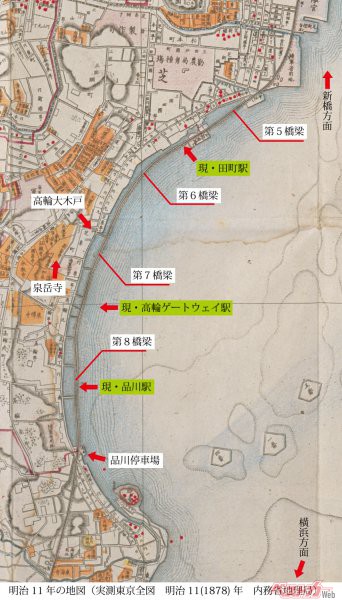 1872年の鉄道開業当時の高輪地区の地図。現在の浜松町駅の先から海上の築堤上に線路が敷設されたことがわかる。現在の高輪ゲートウエイ駅も品川駅も当時は海だったことがわかる。「港区立郷土歴史館所蔵」