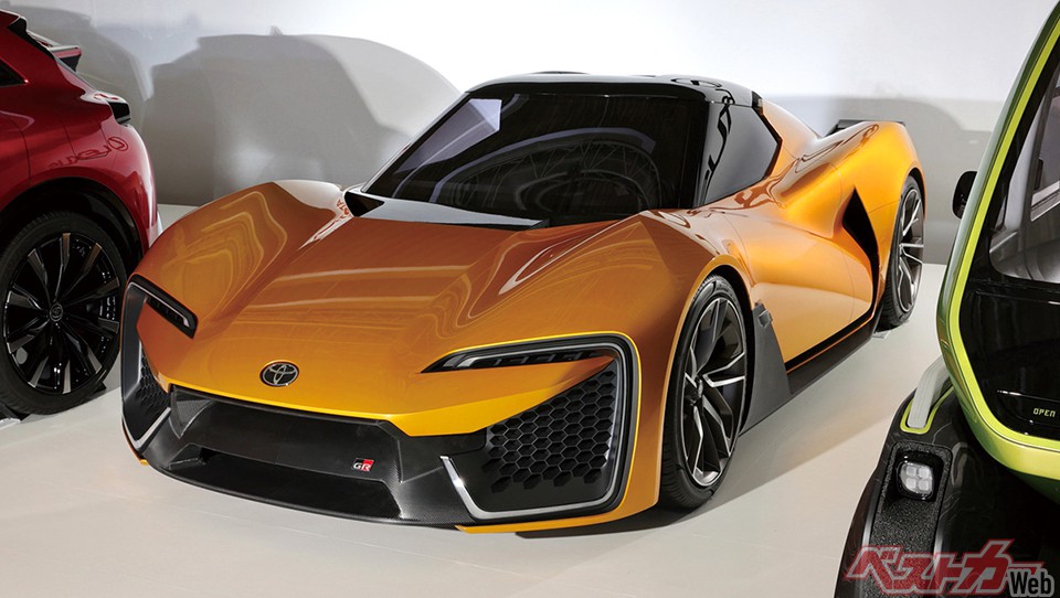 昨年12月、BEVのラインナップを一気に公開したトヨタ。今回のスクープの主役はその中で「MR2後継」とも言われたこのオレンジのBEVスポーツではないという