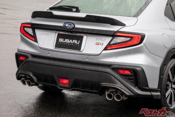 現行型WRX S4には先代型まであったウイングタイプの大型リアスポの設定はなく、ディーラーオプションで小ぶりなトランクスポイラーが設定されているだけだ