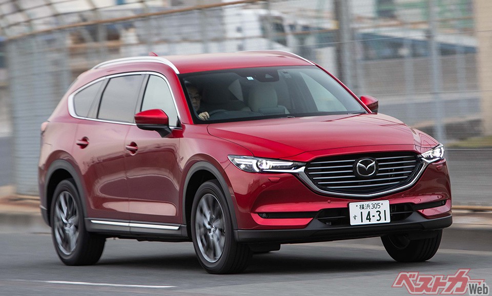 CX-8はアウトランダーPHEVよりもボディサイズが大きいため室内が広い。しかし力強さと静止粛清が負けている。それに登場から6年目とモデルも古いためアウトランダーPHEVの勝ち!