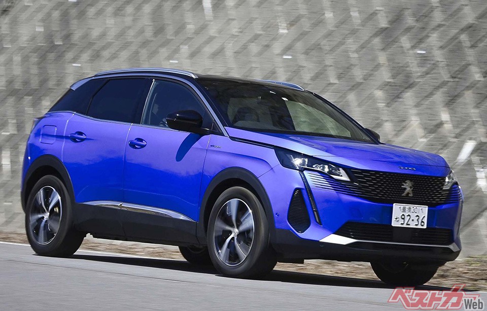 プジョー 3008 GTハイブリッド4は1.6Lターボエンジンにプラグインハイブリッドを搭載した4輪駆動モデル。7人乗りはなく、価格も高いためアウトランダーPHEVの勝ち!