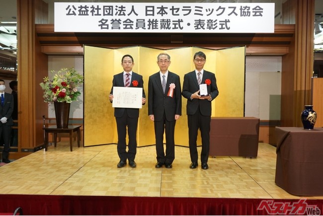 　表彰式の様子（左から大家和晃、黒田一幸日本セラミックス協会会長、寺西豊幸）