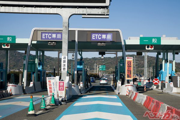 Etcレーンのあの棒ってホントに必要 なかったら渋滞阻止できるんじゃないか説 自動車情報誌 ベストカー Etcレーンのあの棒ってホントに必要 なかったら渋滞阻止できるんじゃないか説 自動車情報誌 ベストカー
